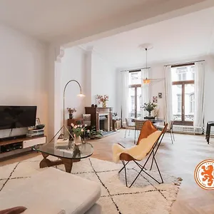  Apartment Traditional Chic, High Ceilings' Aircos And Garage Belgien